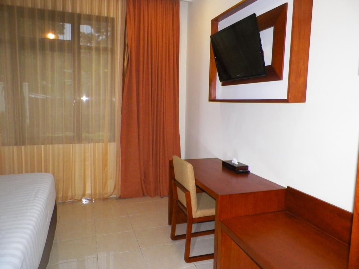 Multazam Hotel Solo Екстер'єр фото