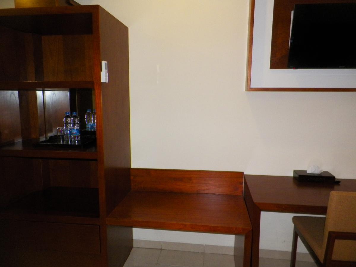 Multazam Hotel Solo Екстер'єр фото